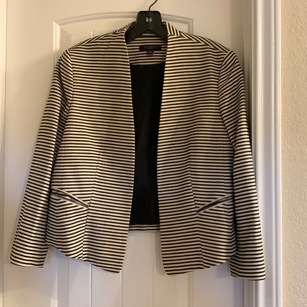 Ann Taylor black and cream coat with zipper pocket detail - size 12P - VGUC